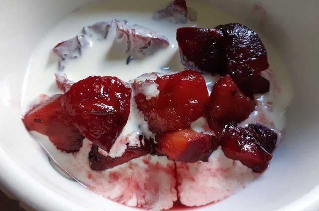 https://pennysrecipes.com/wp-content/uploads/2014/08/stewed-plums-with-cream.jpg