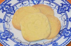 shortbread-biscuits-on-a-plate