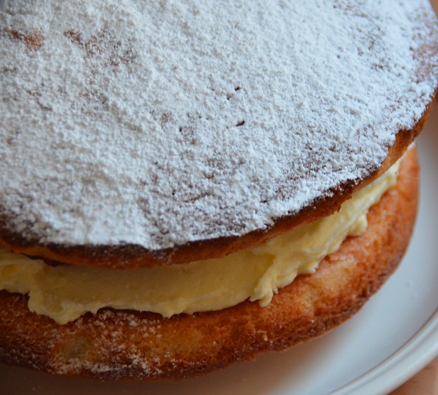 whole-victoria-sponge-cake