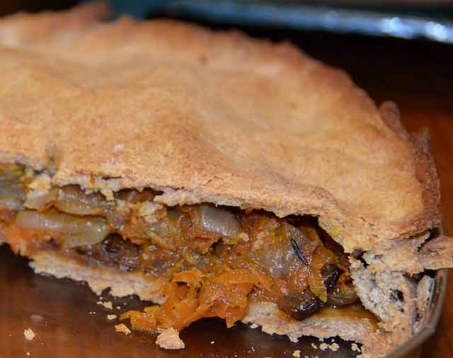 Wholemeal pastry pie with onions and carrots