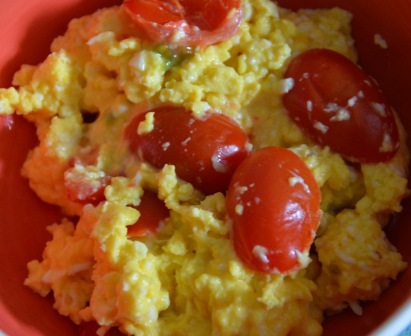 scrambled eggs with tomatoes in abowl