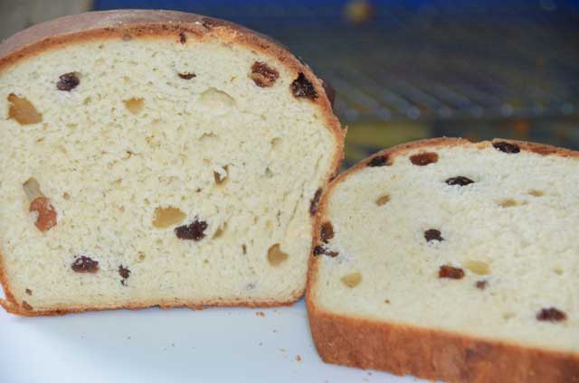 cut-loaf-with-ginger-and-sultanas