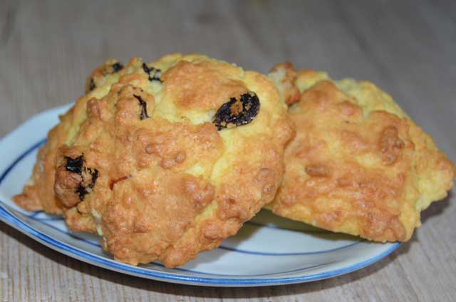 buns-with-raisins-on-a-plate